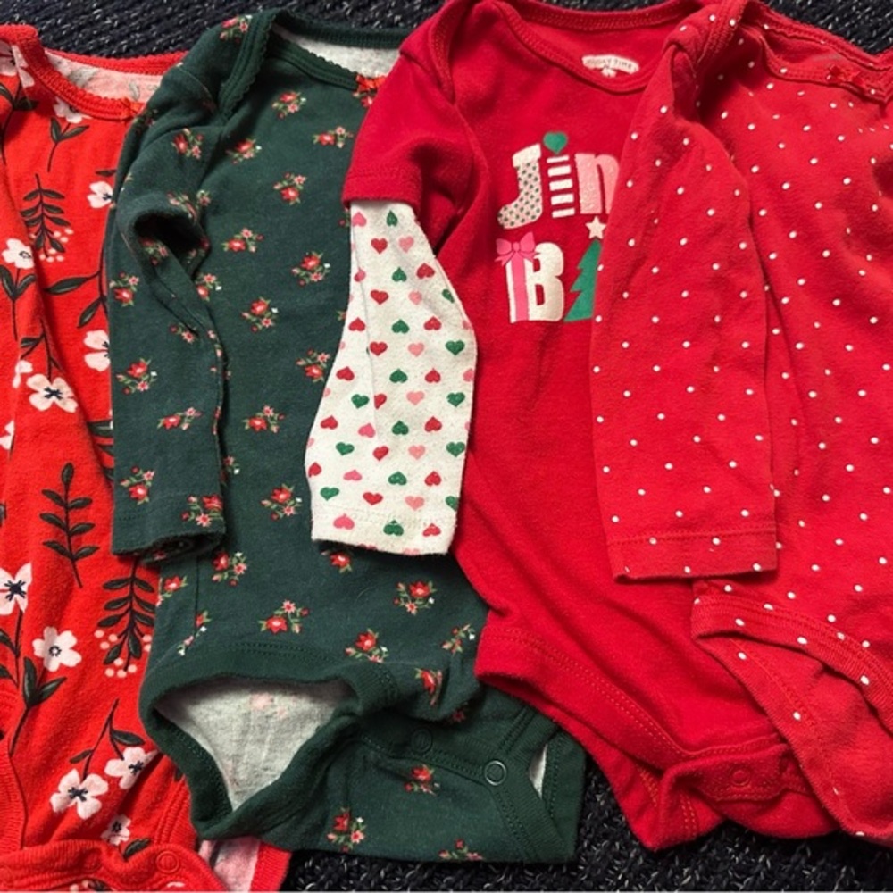 Adorable 4-piece holiday bundle in size 12 months ❤️💚